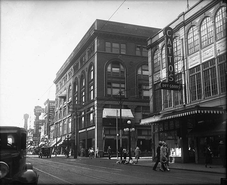 733px-yonge_street_east_side_looking_north_near_shuter_street